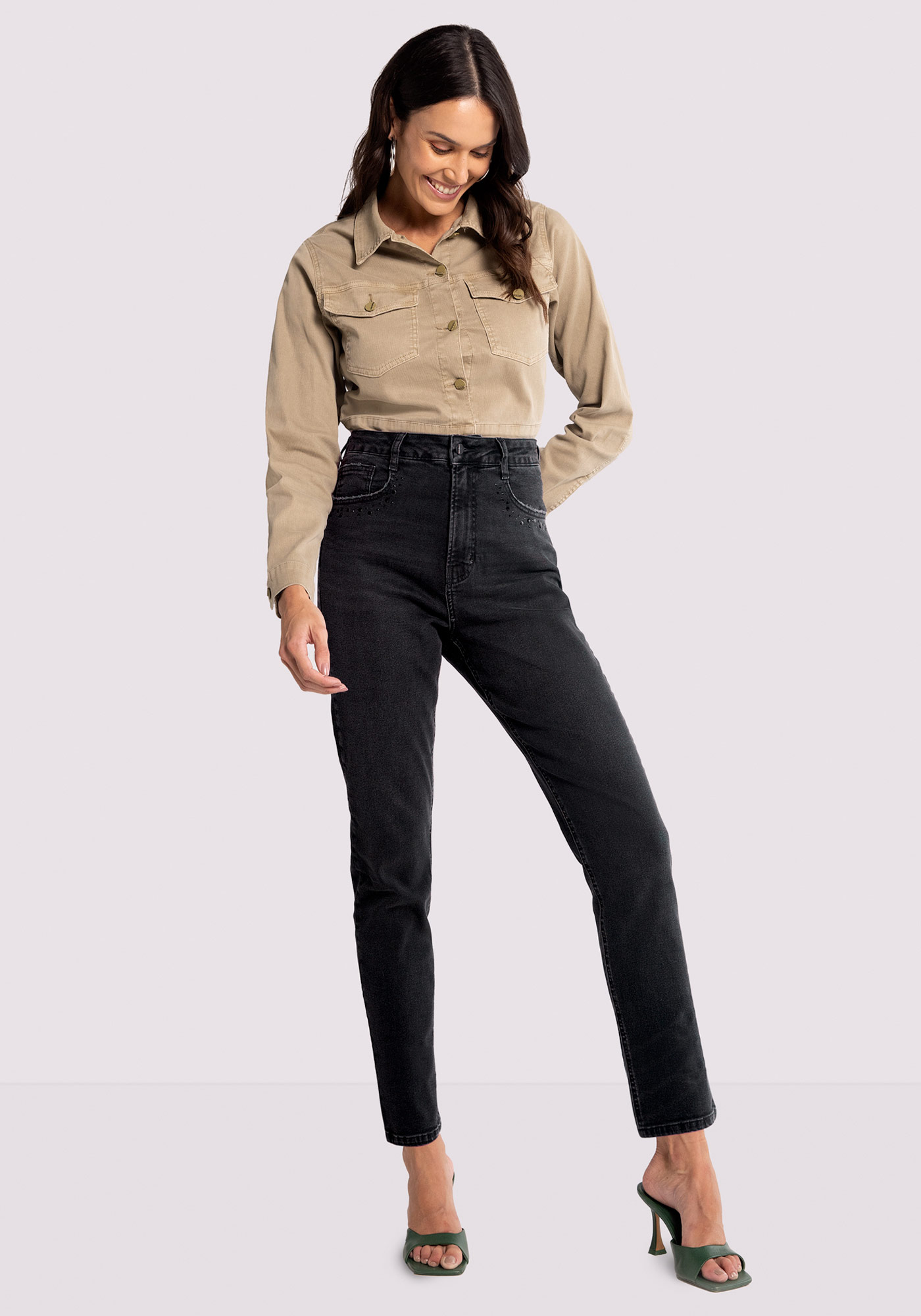 Calça Mom Jeans com Aplicação de Brilho Preto